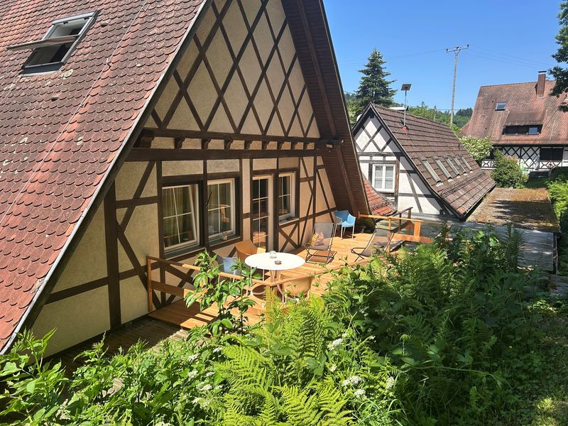 Fachwerkhaus am schattigen Wald, Bach + Natur-See